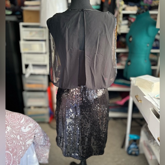 Elegant sleeveless dress, with a flowing black top and a fitted skirt - Picture 4 of 6